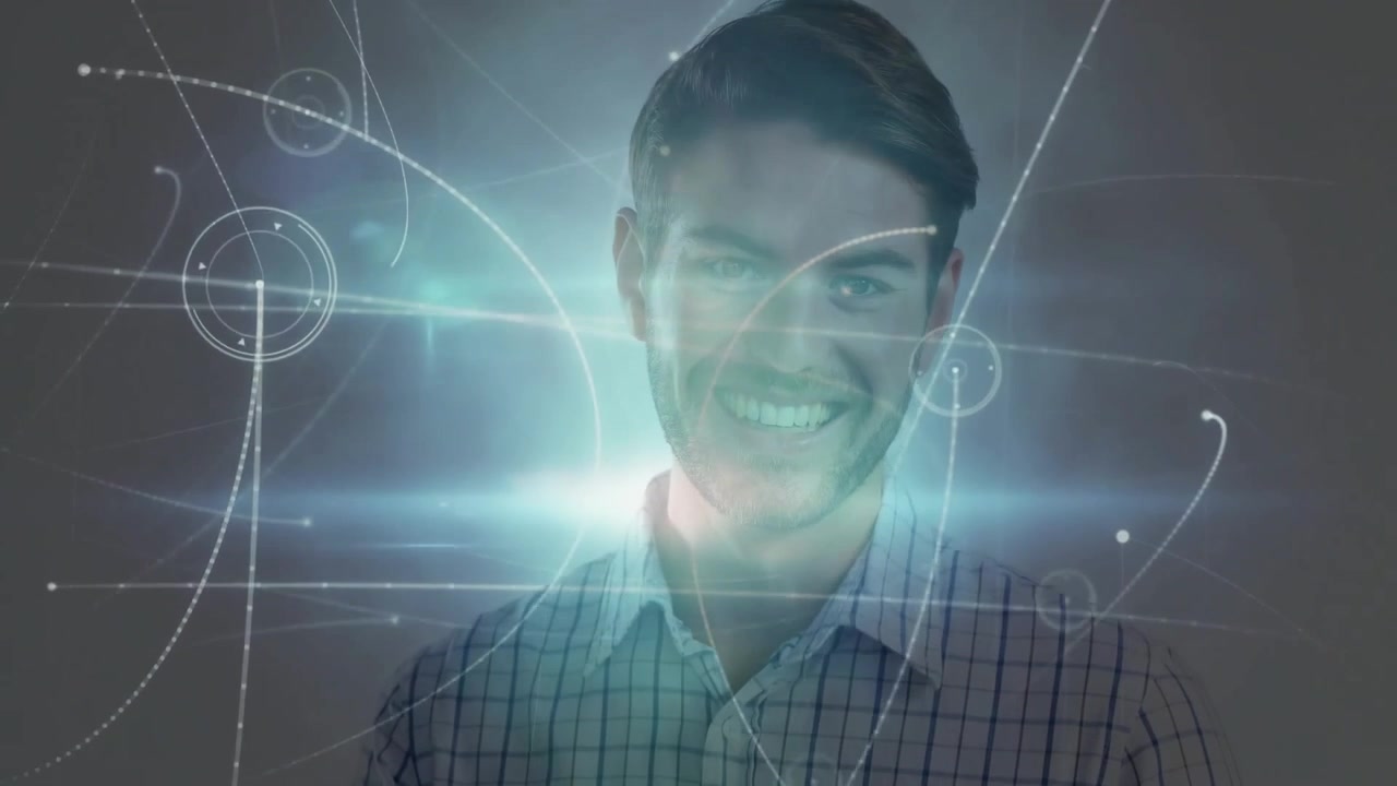 Homem tocando tablet em demonstração de tecnologia, iniciando linhas azuis, grades girando ao redor do dispositivo