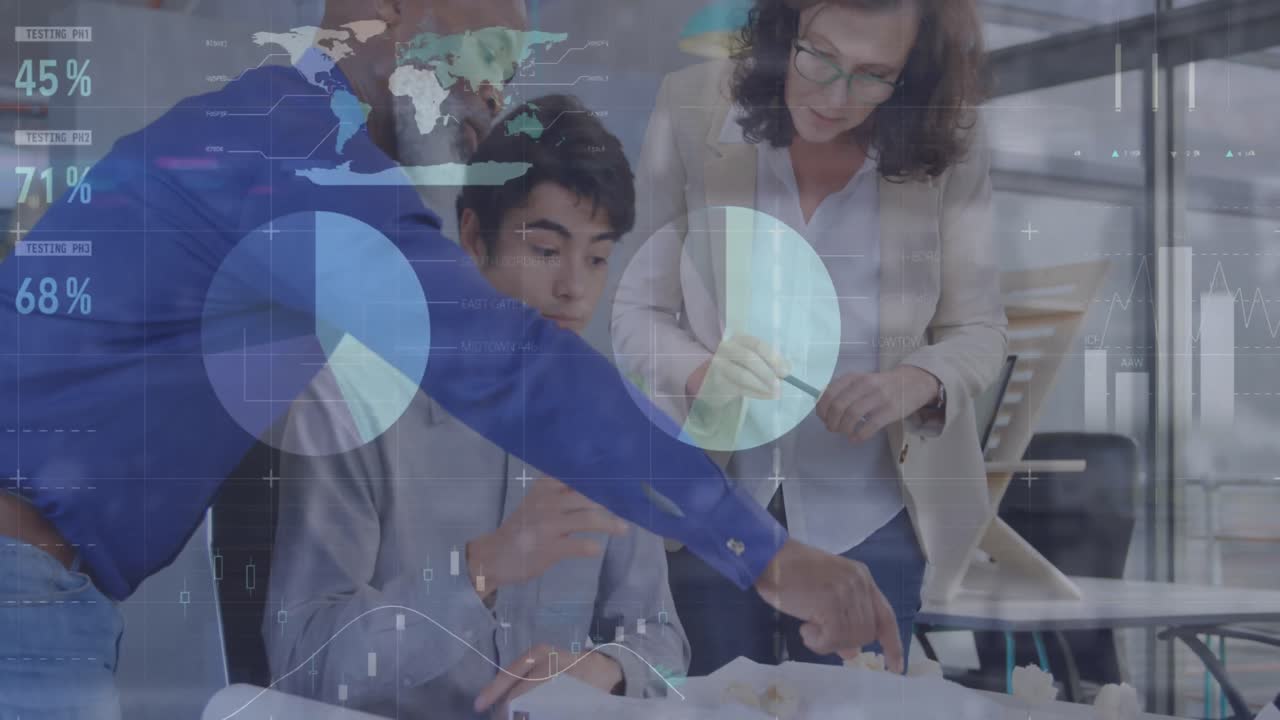 animación de la interfaz infográfica sobre diversos arquitectos discutiendo el modelo de la ciudad en la oficina