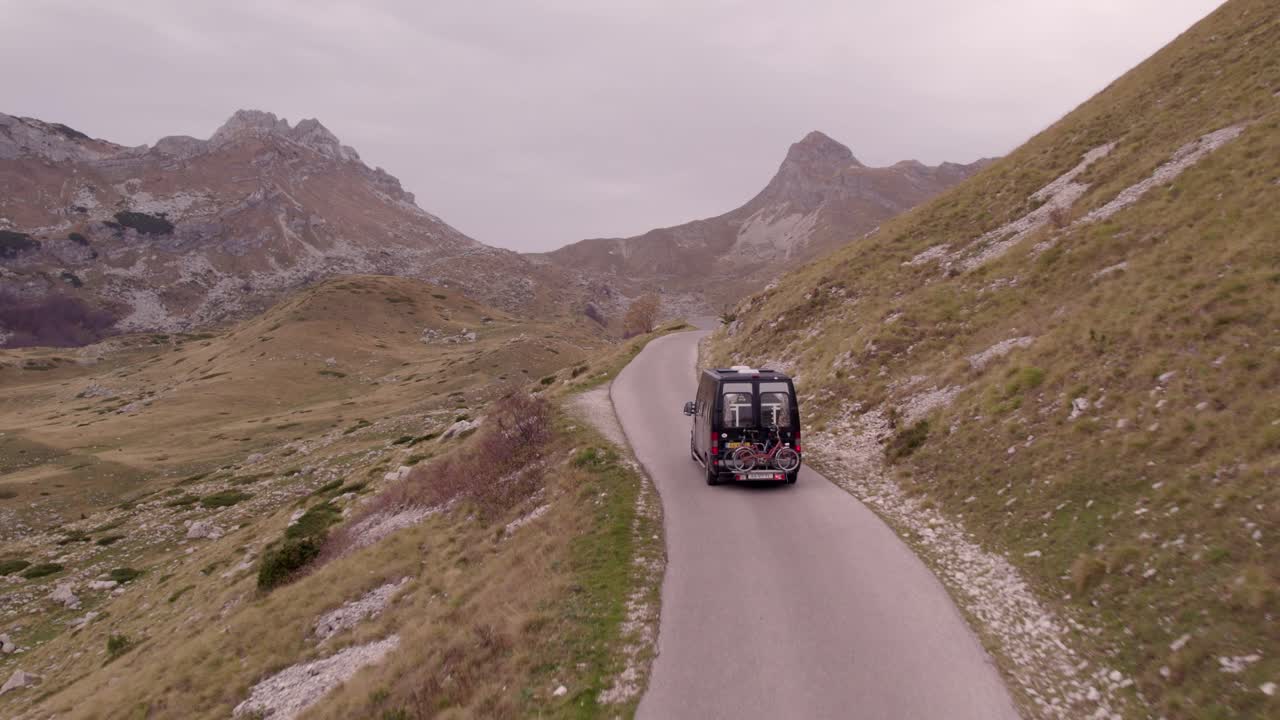 Strada di montagna che si snoda attraverso il Durmitor con un camper, Montenegro