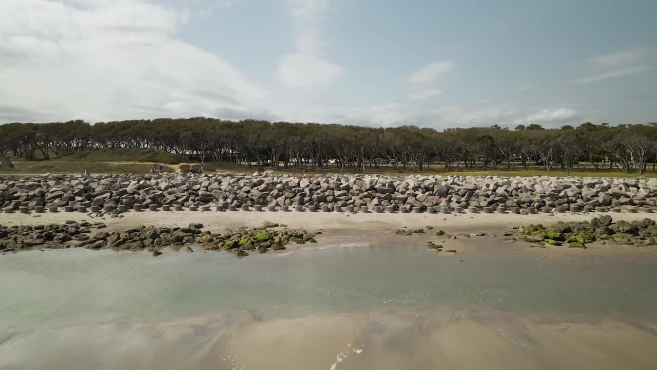 antena de kure beach carolina del norte sobrevolando el malecón hacia el bosque