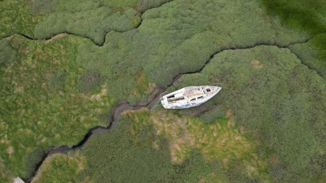 Einsames-Boot-Gestrandet-An-Einem-Wasserlosen-Strand-Auf-Der-Wirral