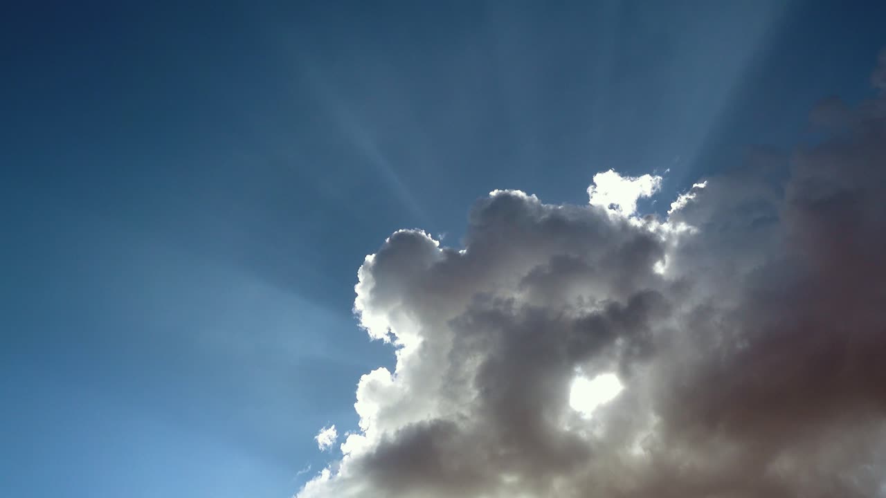 장엄한 구름 형성을 통해 빛나는 태양 광선