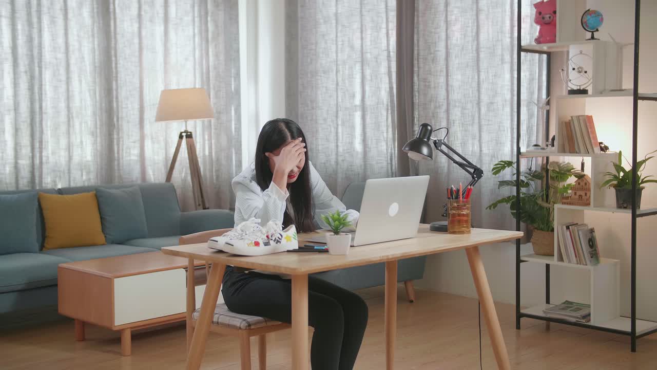 가정 사무실 의 노트북 에서 스트레스 를 받는 여자