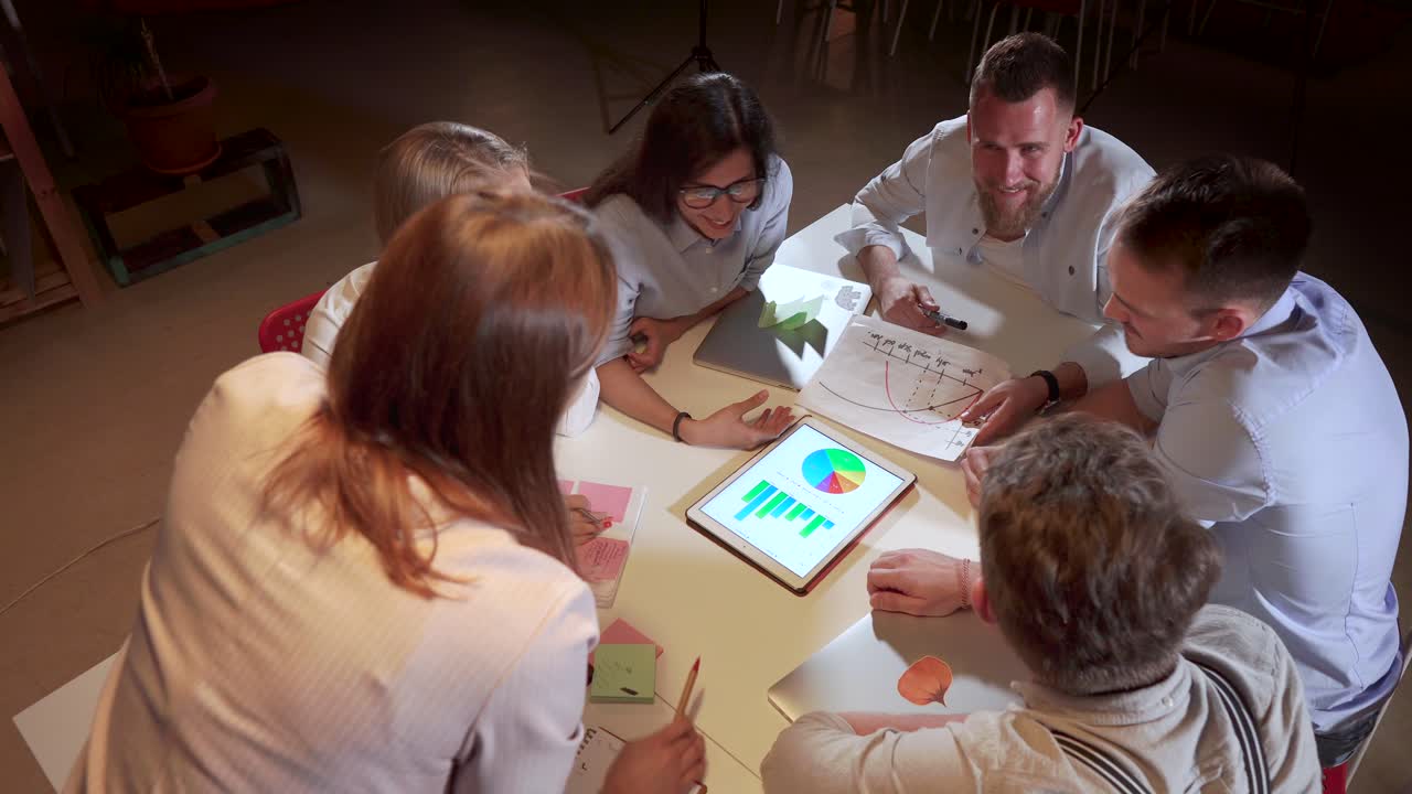 sesión de lluvia de ideas en el equipo por la noche