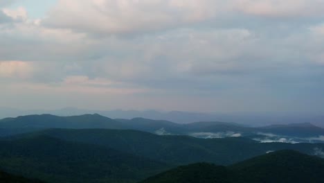 Panorama-De-Las-Montañas-Humeantes,-Estados-Unidos