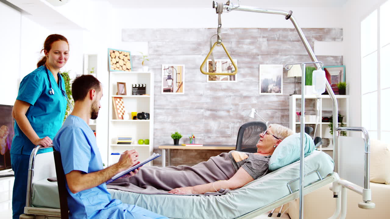 equipo de enfermeras masculinas y femeninas revisando a una anciana acostada en una cama de hospital