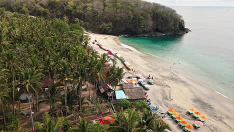 hermosa playa y océano con aguas verdes en bali, karangasem, indonesia