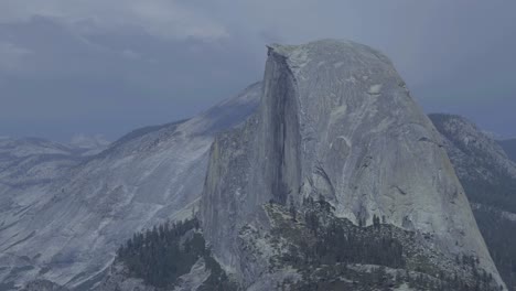 Half-Dome-Im-Zeitraffer-Des-Yosemite-Nationalparks-Mit-Vorbeiziehenden-Wolken-Im-Hintergrund