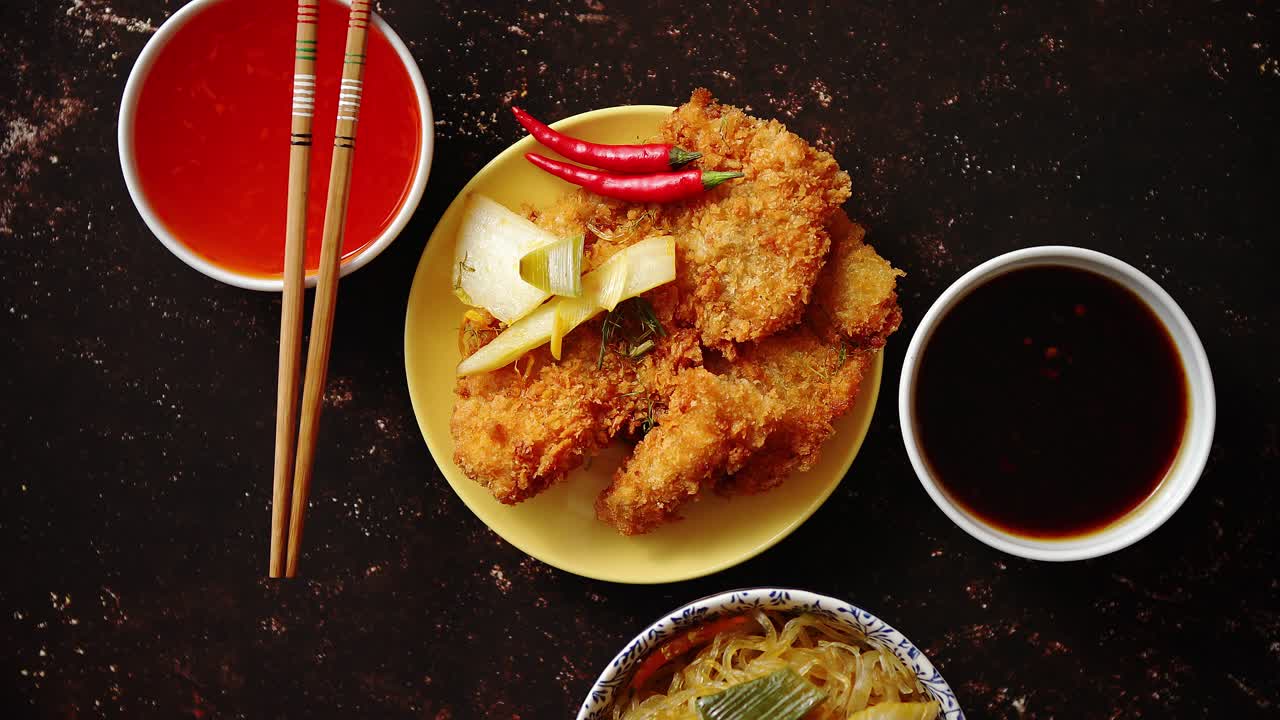 빵가루를 입힌 매운 태국식 튀긴 생선