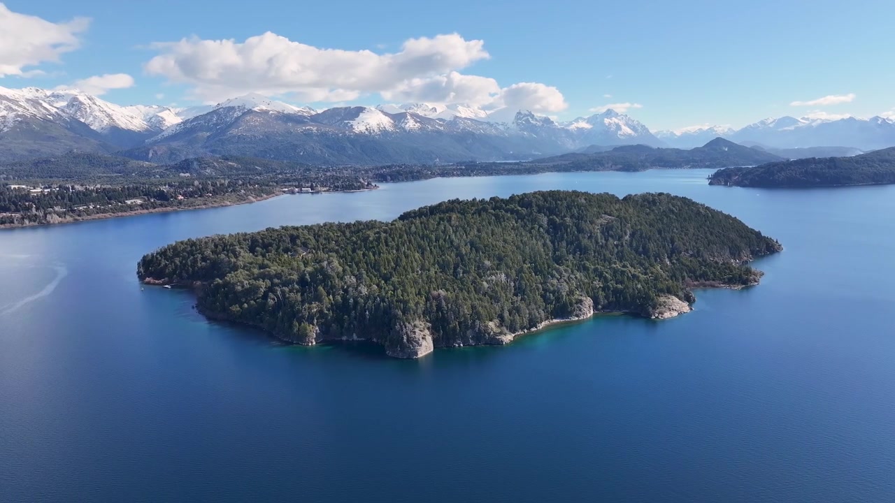 Horizonte de Bariloche em San Carlos de Bariloche, Rio Negro, Argentina. Águas cênicas da baía. Centro da cidade. Paisagem urbana deslumbrante. Horizonte de Bariloche em San Carlos de Bariloche, Rio Negro, Argentina