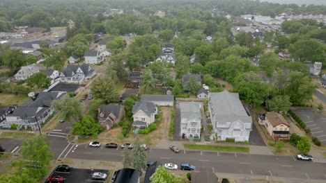 Neighborhood-in-New-Buffalo,-Michigan-with-drone-video-moving-in-a-circle