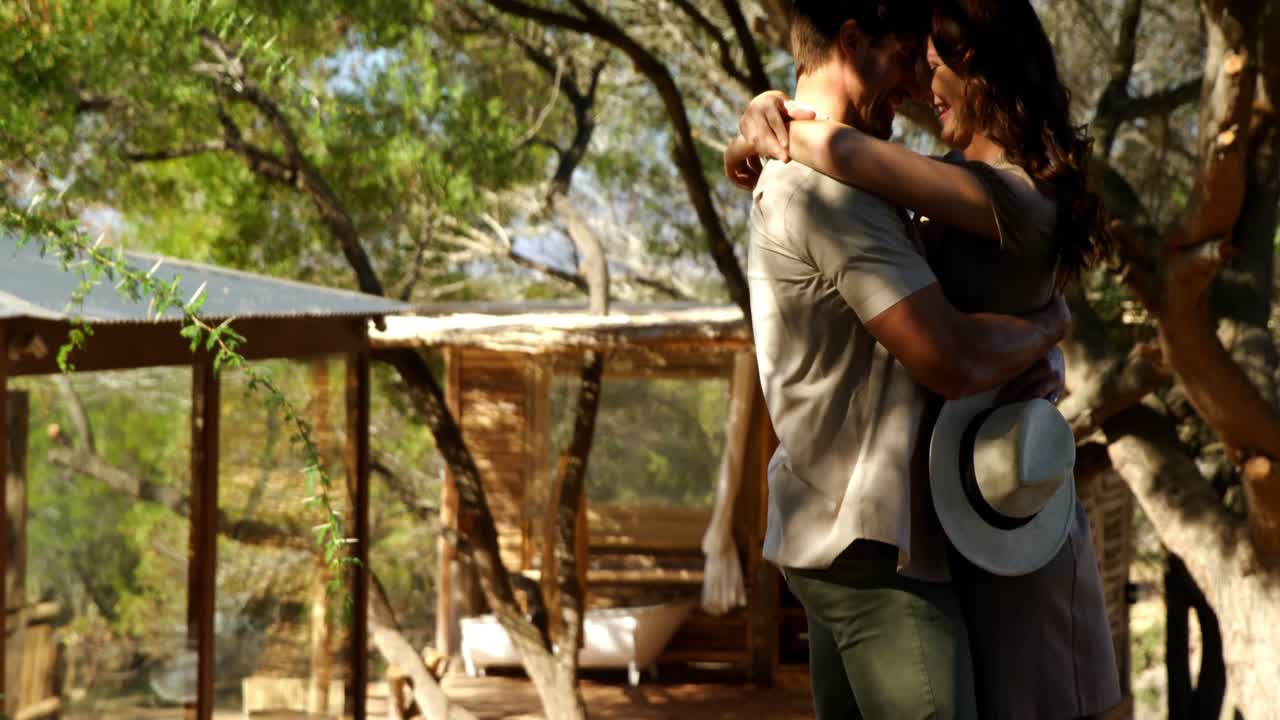 pareja romántica abrazándose entre sí 4k