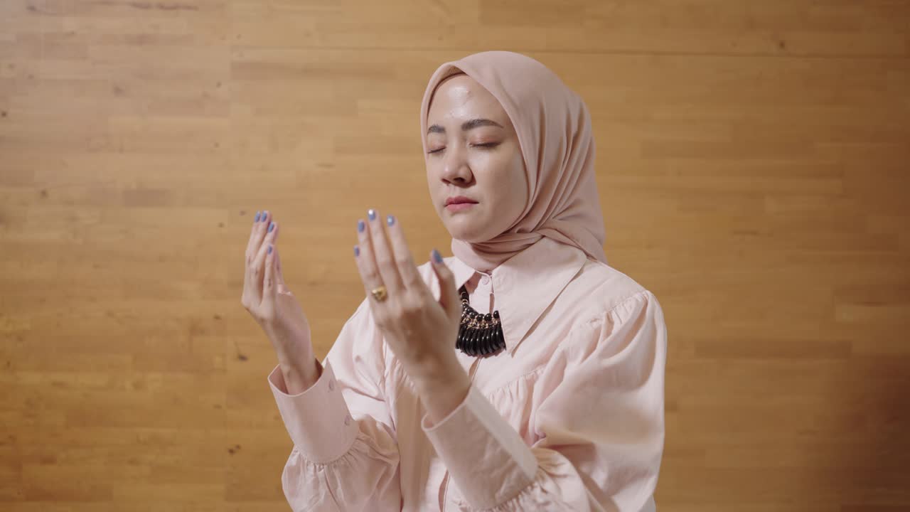 기도 하는 무슬림 여자