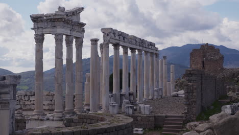 Antiguos-Pilares-Del-Templo-De-Trajano-En-Una-Ladera-En-Pérgamo