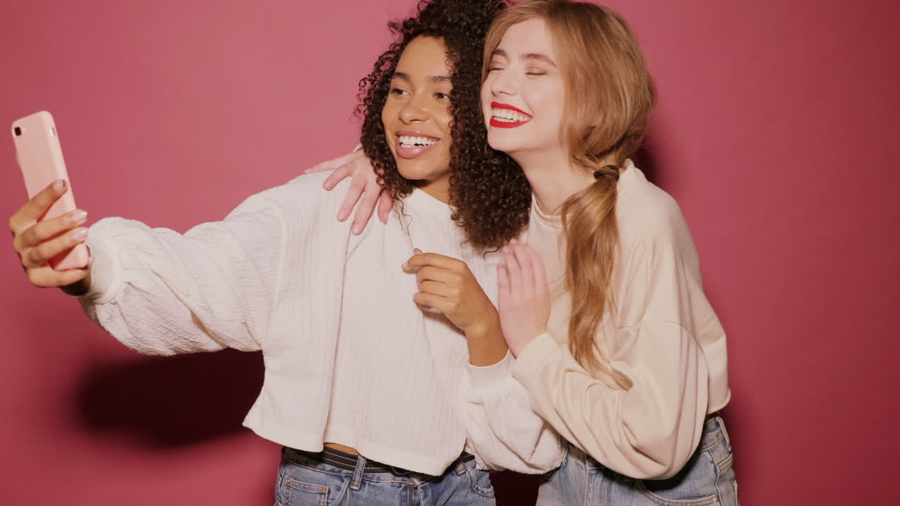 dos mujeres tomando una selfie