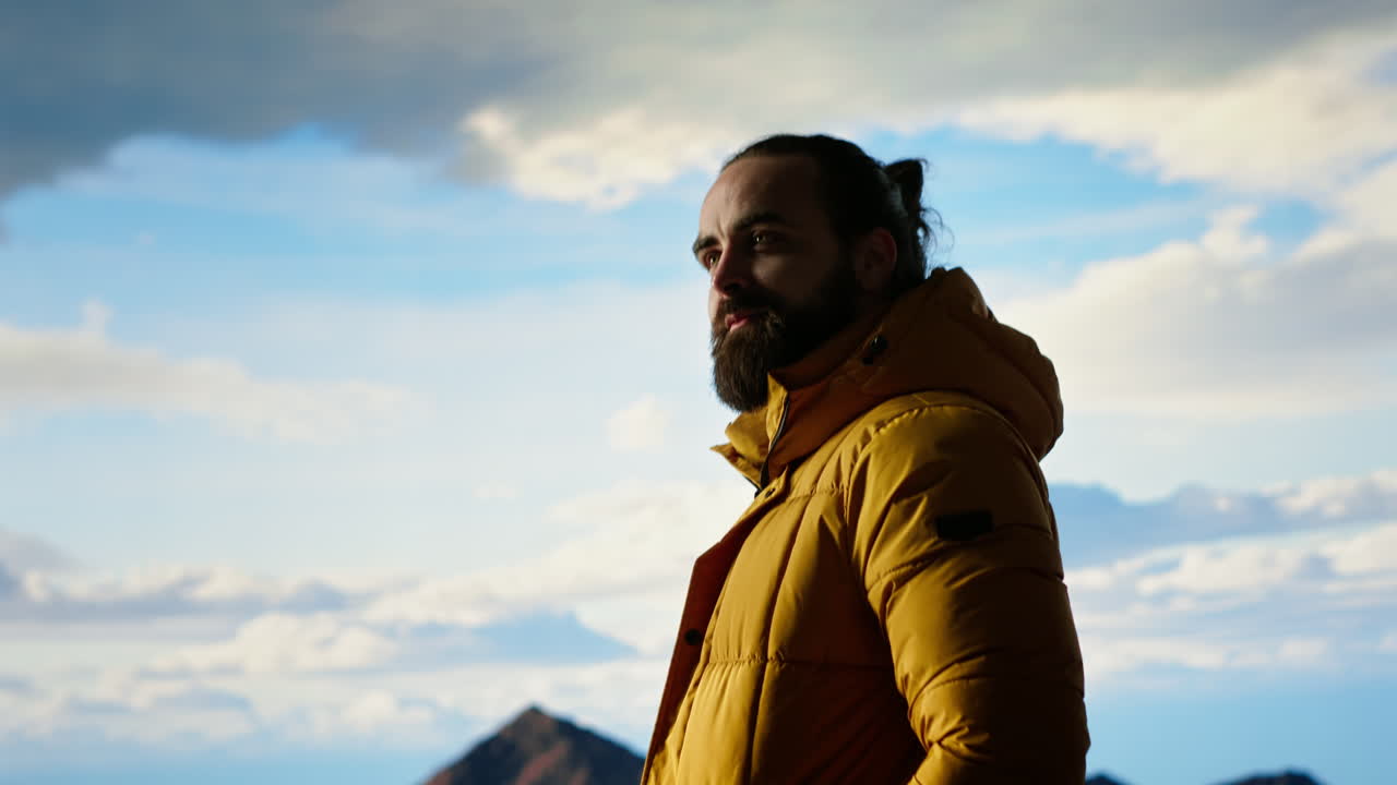 el excursionista acepta el desafío de caminar a través del desierto