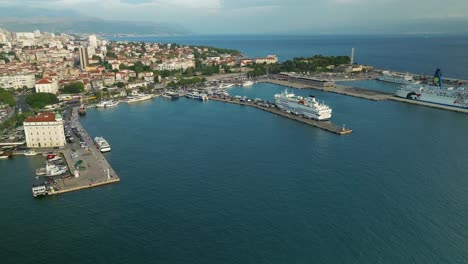 vista aérea del puerto en split, croacia y el ferry jadrolinija
