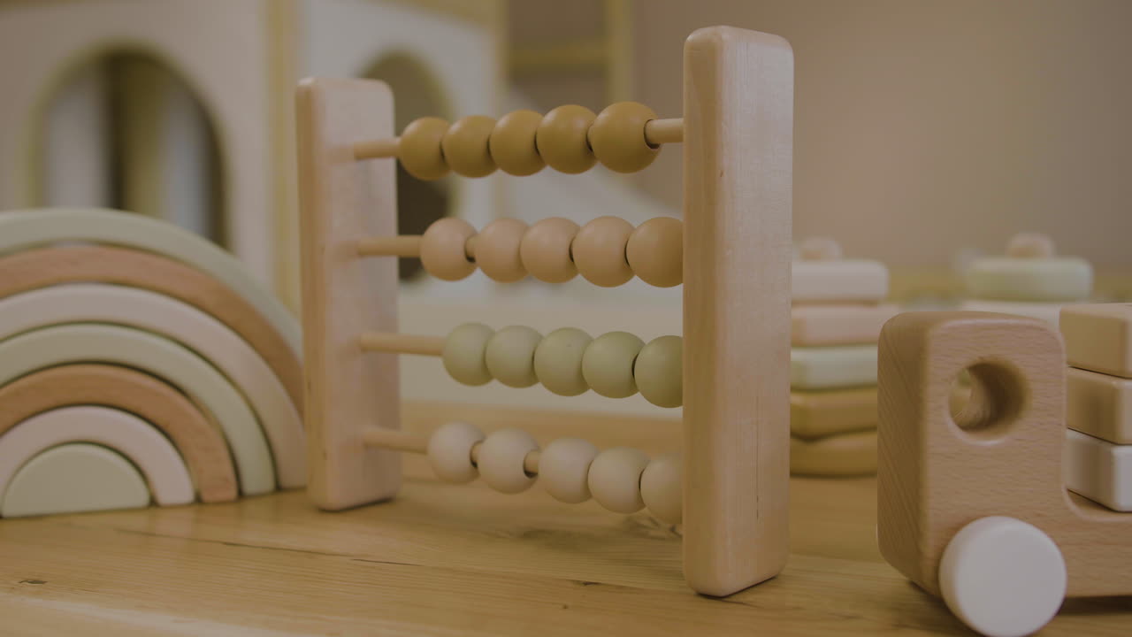 экологические игрушки на столе