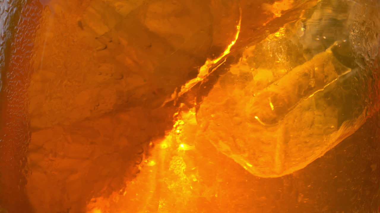 refrescante bebida de naranja al sol - 4k 60fps