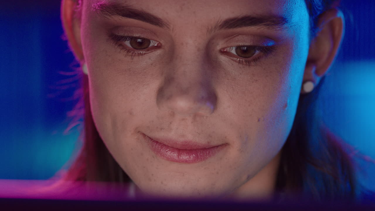 retrato de cerca de una mujer hermosa usando una tableta viendo una película por la noche mirando la pantalla disfrutando del entretenimiento en línea