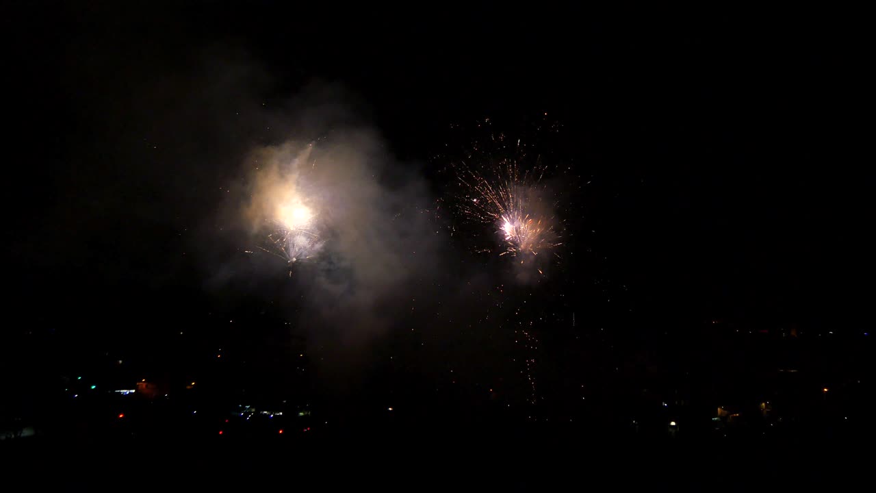 cohetes de fuegos artificiales por la noche