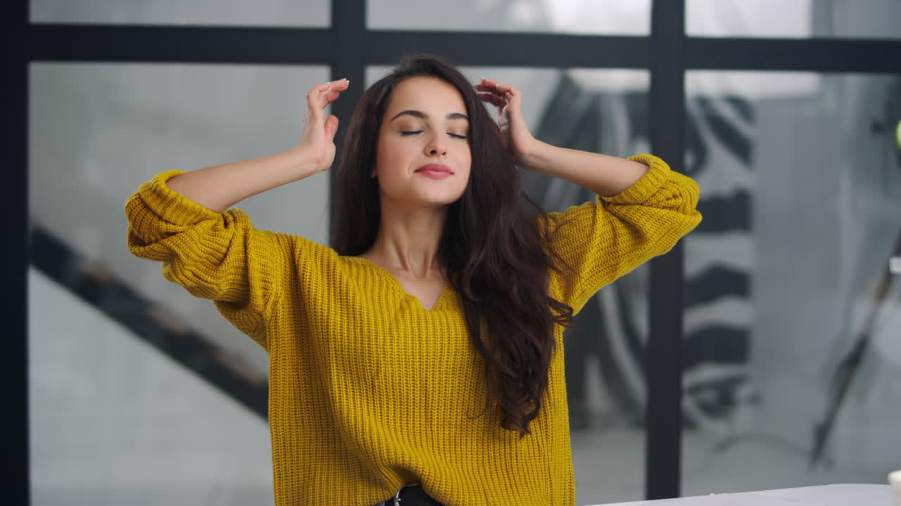 행복한 사업가 여성이 직장에서 노트북을 닫습니다.