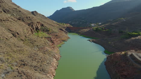 Volando-Sobre-La-Presa-De-Ayagaures-En-La-Isla-De-Gran-Canaria-En-Un-Día-Soleado-Y-Un-Hermoso-Entorno-Natural