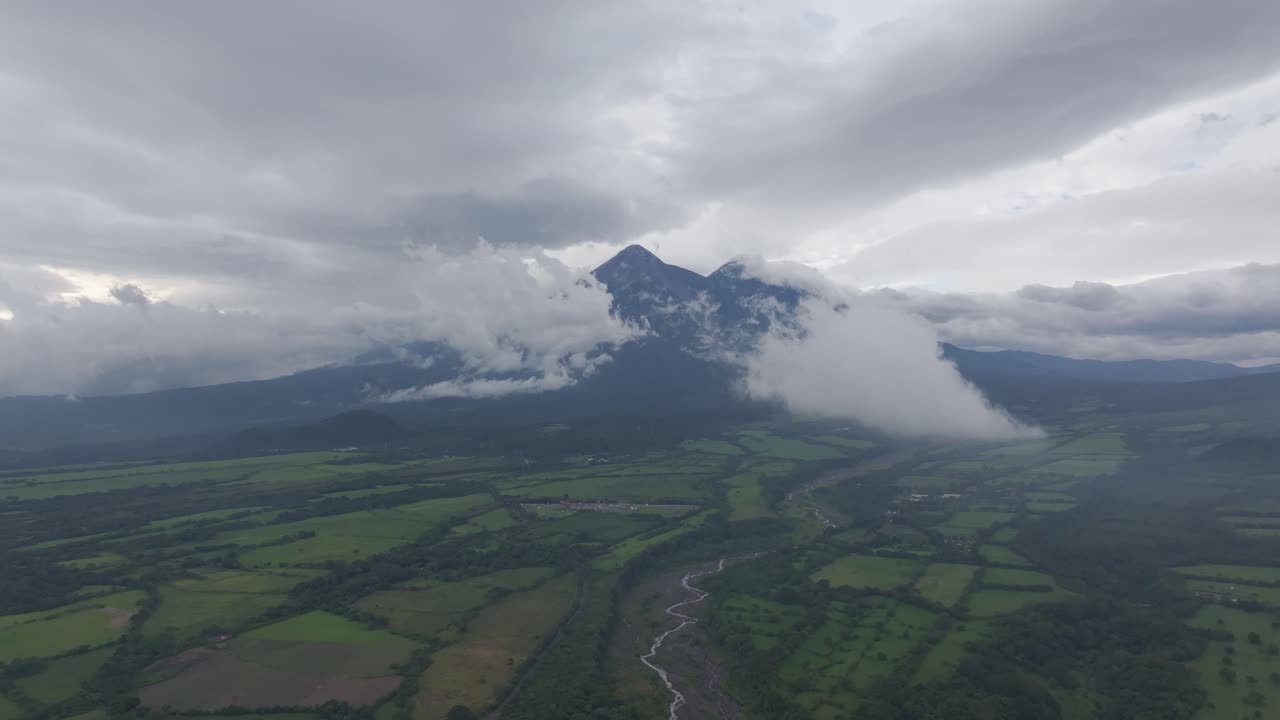 lapso de tiempo de fuego volcán guatemala con nubes a su alrededor, aérea