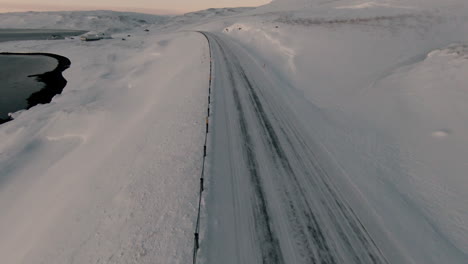 Dolly-Adelante-Por-Encima-De-La-Carretera-Nevada-De-Invierno