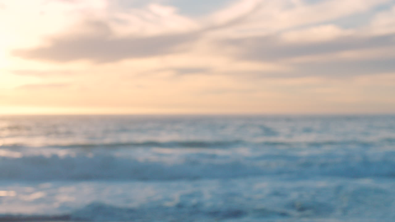 바다  ⁇ 에서 달리는 빠르고 건강하고 활동적인 여성