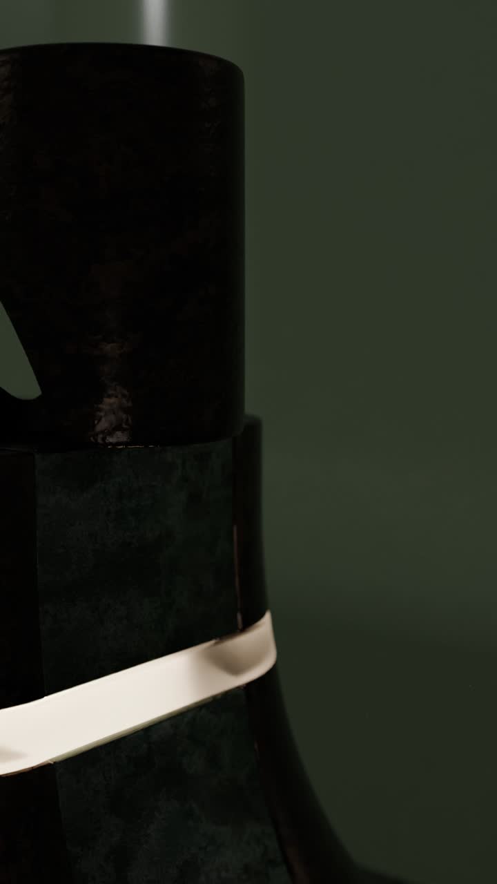 primer plano de elegantes botas negras con acentos plateados