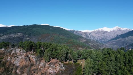 disparo de drone volando sobre bosques en los pirineos en cataluña, españa