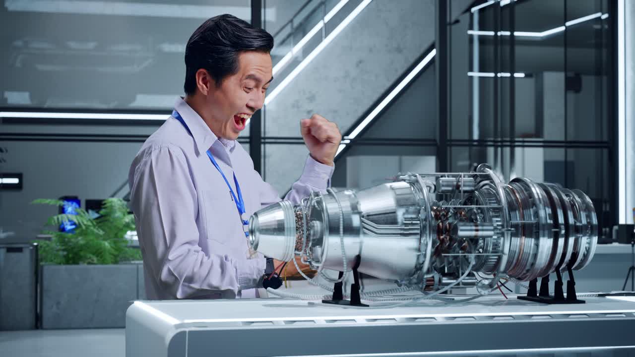 엔지니어가 성공적인 제트 엔진 프로토타입을 축하합니다.