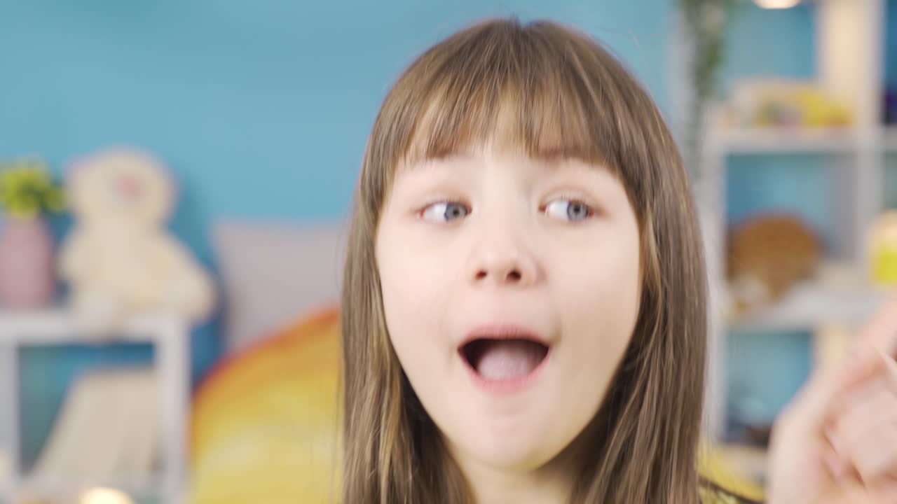 집에서 새로운 아이디어를 생각하는 사려 깊은 작은 소녀, 아이디어에 대해 생각하는.