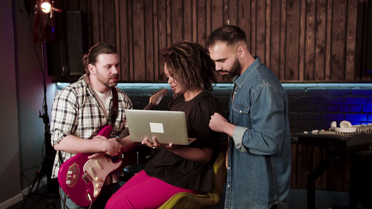 grupo musical en el estudio