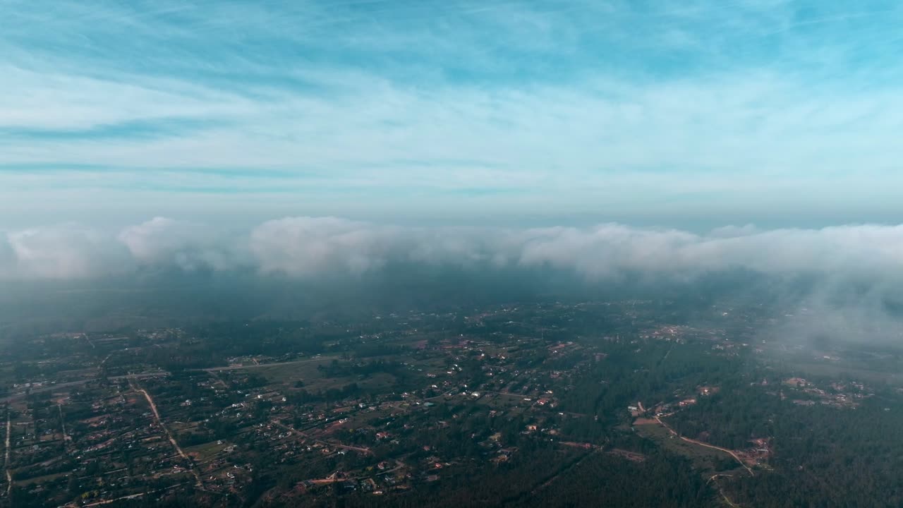 vista aérea alta sobre la ciudad de totoral con nubes moviéndose a lo largo del marco, chile