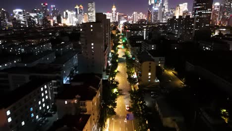 Enthüllende-Luftaufnahme-Der-Skyline-Von-Shanghai-Bei-Nacht,-Mit-Fokus-Auf-Dem-Finanzviertel-Pudong-Lujiazui