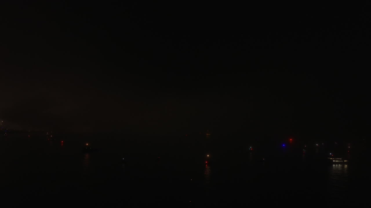 드론에서 본 7월 4일 하늘에서 불꽃놀이 빛