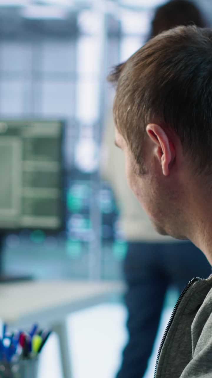 Mand taster på tastatur og arbejder på computer på kontoret