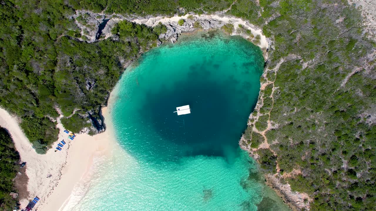 Luftfoto ovenfra af det berømte Dean's Blue Hole