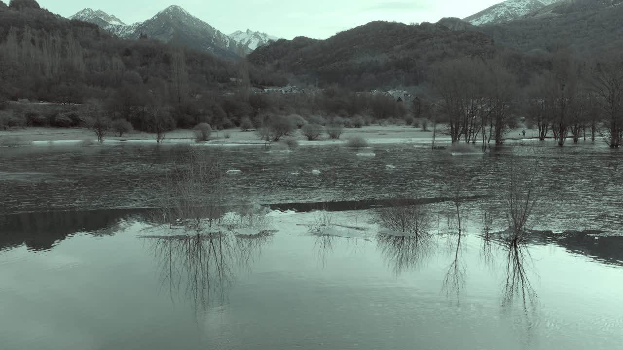 산에서 얼어붙은 강