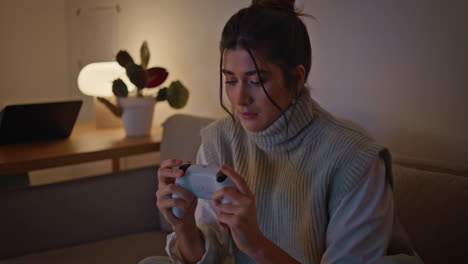 controlador de juego centrado en el jugador por la noche en el hogar de primer plano. mujer con joystick