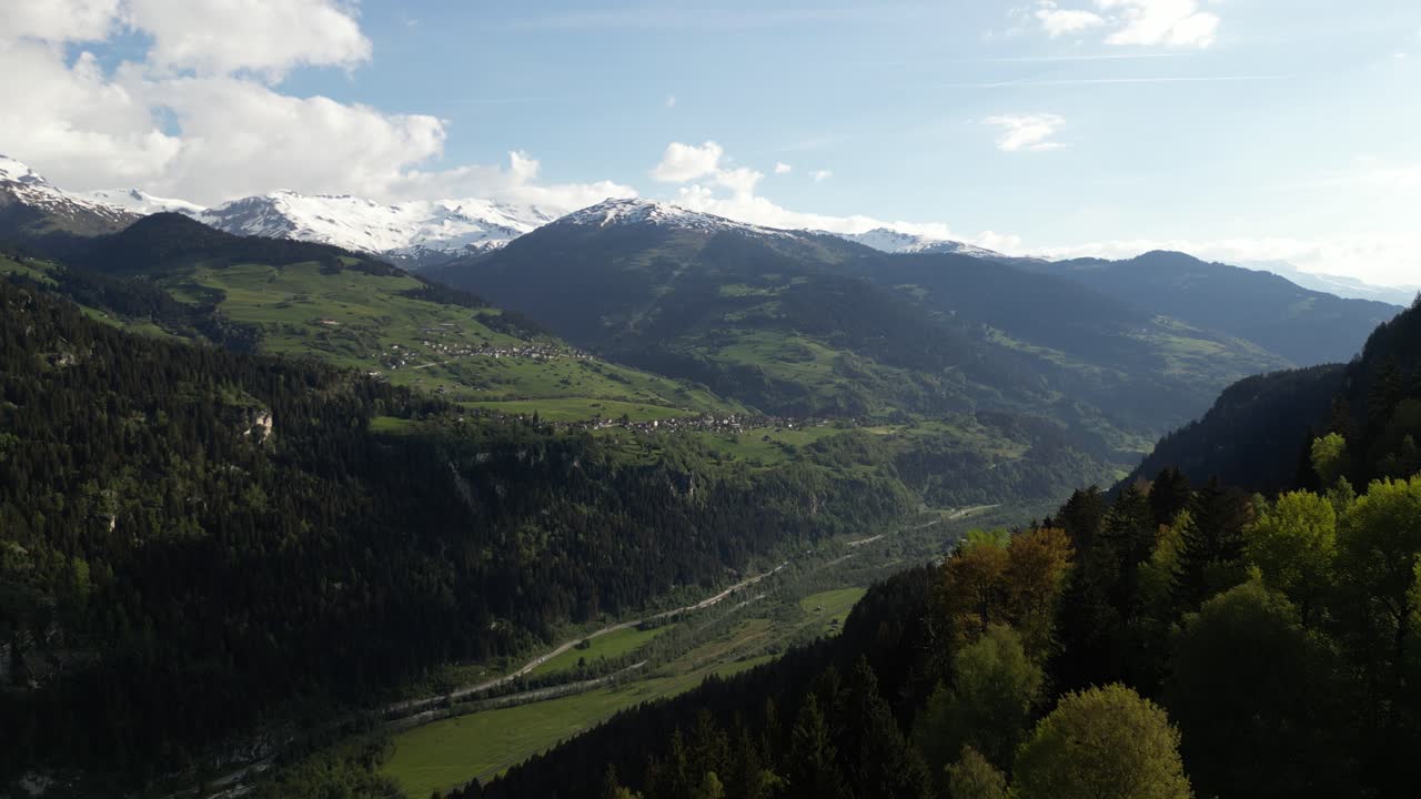 una vista de pájaro mira el valle de obersaxen, escondido en el majestuoso abrazo de la cordillera de graubünden, coronado con picos besados de nieve