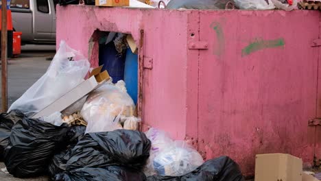 überlaufender-Müllcontainer-Innenstadtstraße,-Nach-Unten-Kippen