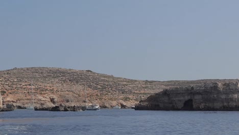 barcos anclados cerca de la costa de malta en un soleado día de verano, encarnando el espíritu de viaje y vacaciones