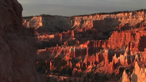 Panright-Shot-Del-Parque-Nacional-Bryce-Canyon,-Temprano-En-La-Mañana