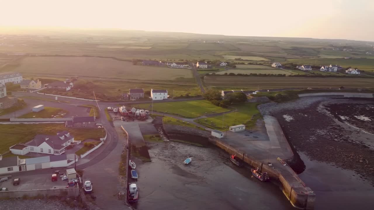 모호르 절벽으로 가는 길에 아일랜드 서쪽 야생 대서양 길에 있는 리스카노르의 어항