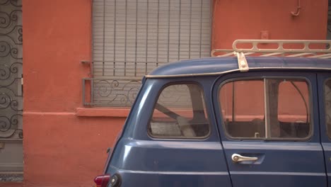 Close-up-gimbal-shot-of-rear-view-of-parked-vintage-car