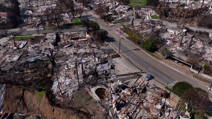 Vista aérea de un barrio residencial devastado por un incendio forestal.