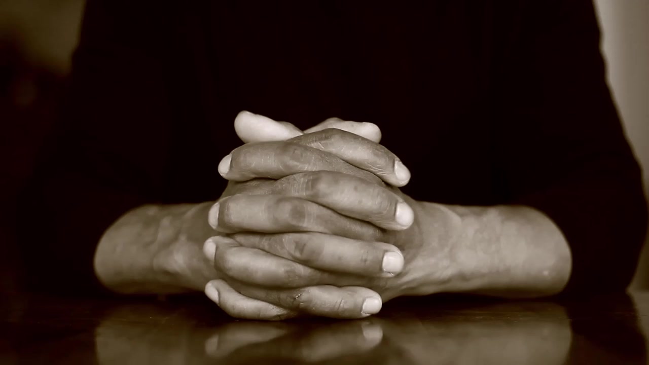 orando a Deus com as mãos juntas com pessoas, vídeo de estoque, filmagem de estoque